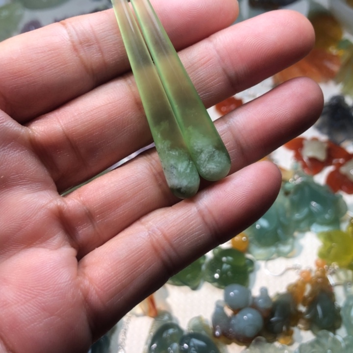 蛇纹石玉未镶嵌耳坠