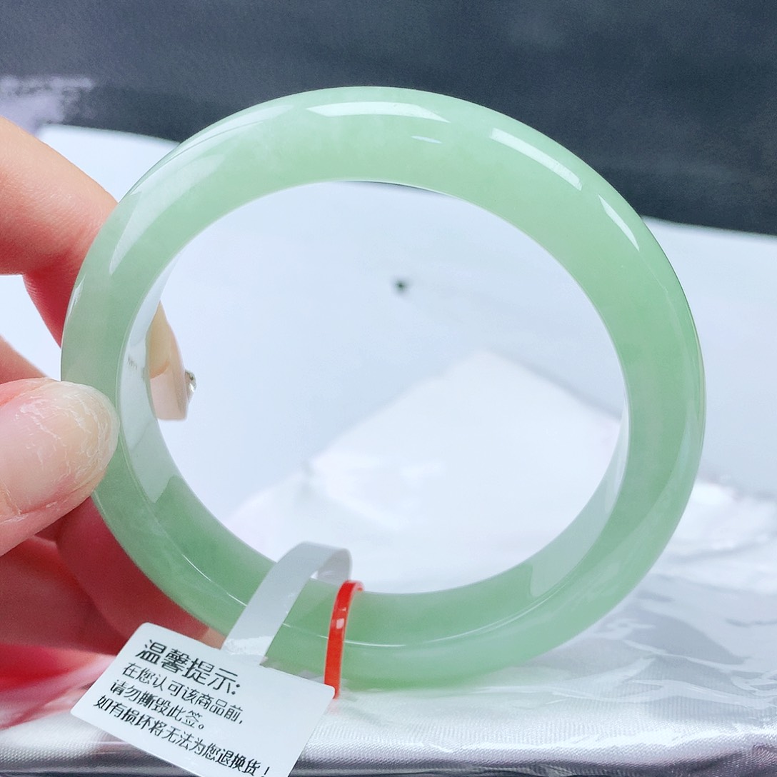 翡翠手镯未镶嵌56圈