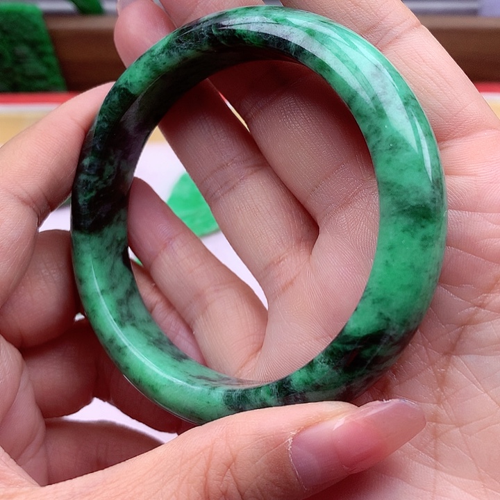 翡翠手镯未镶嵌翡翠