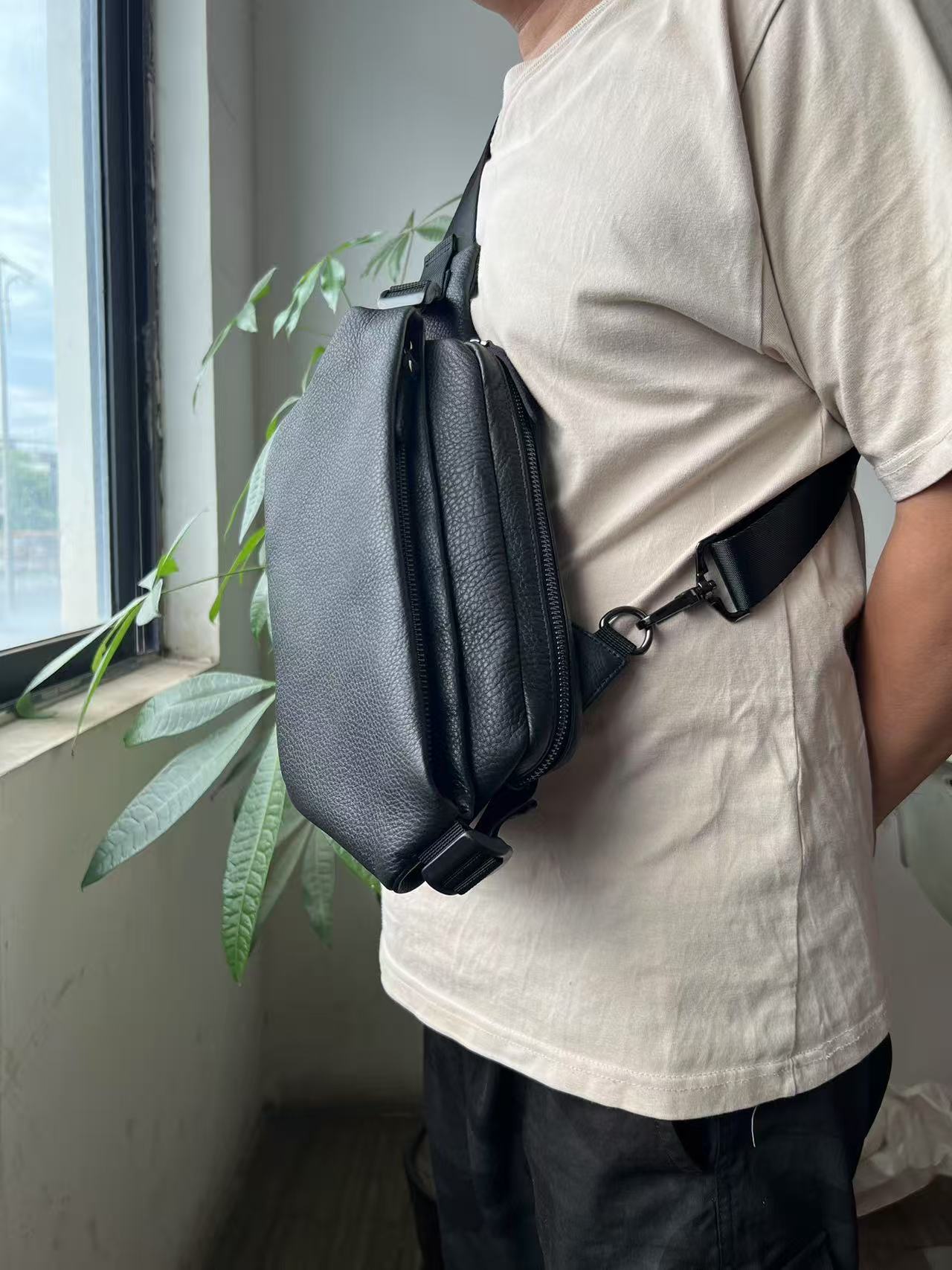 男士单肩褶皱包腰纯色腰包耐磨胸包肩包软拉链运动黑色包胸斜跨包