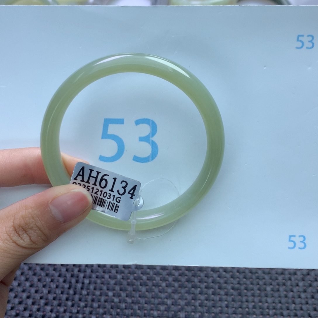 和田玉手镯未镶嵌猪**?