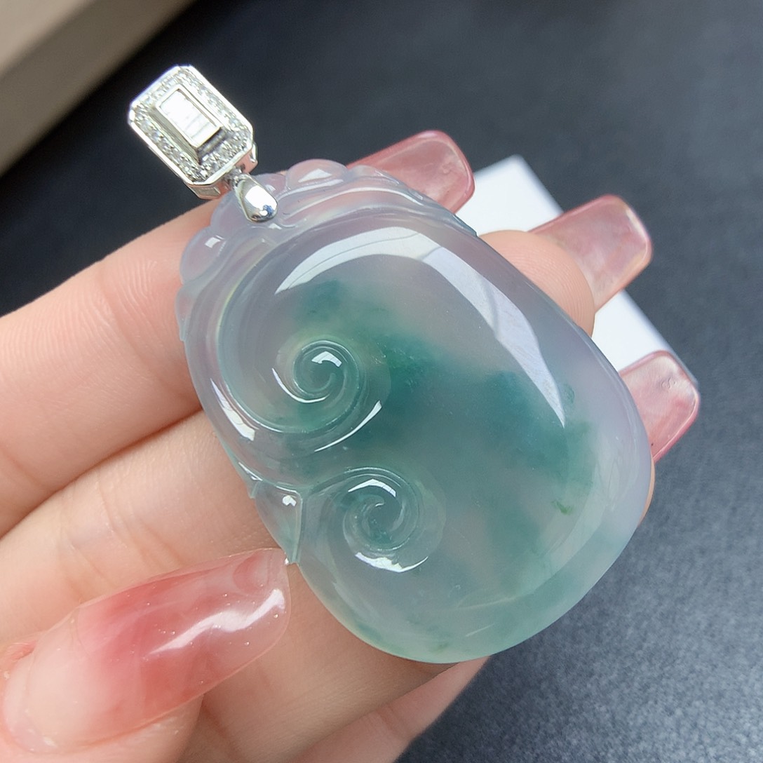 翡翠颈饰18K金镶嵌如意