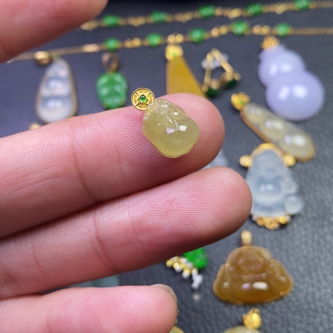 颈饰18K金镶嵌翡翠