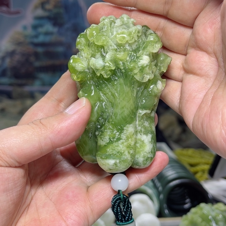 蛇纹石玉手把件未镶嵌朱*。