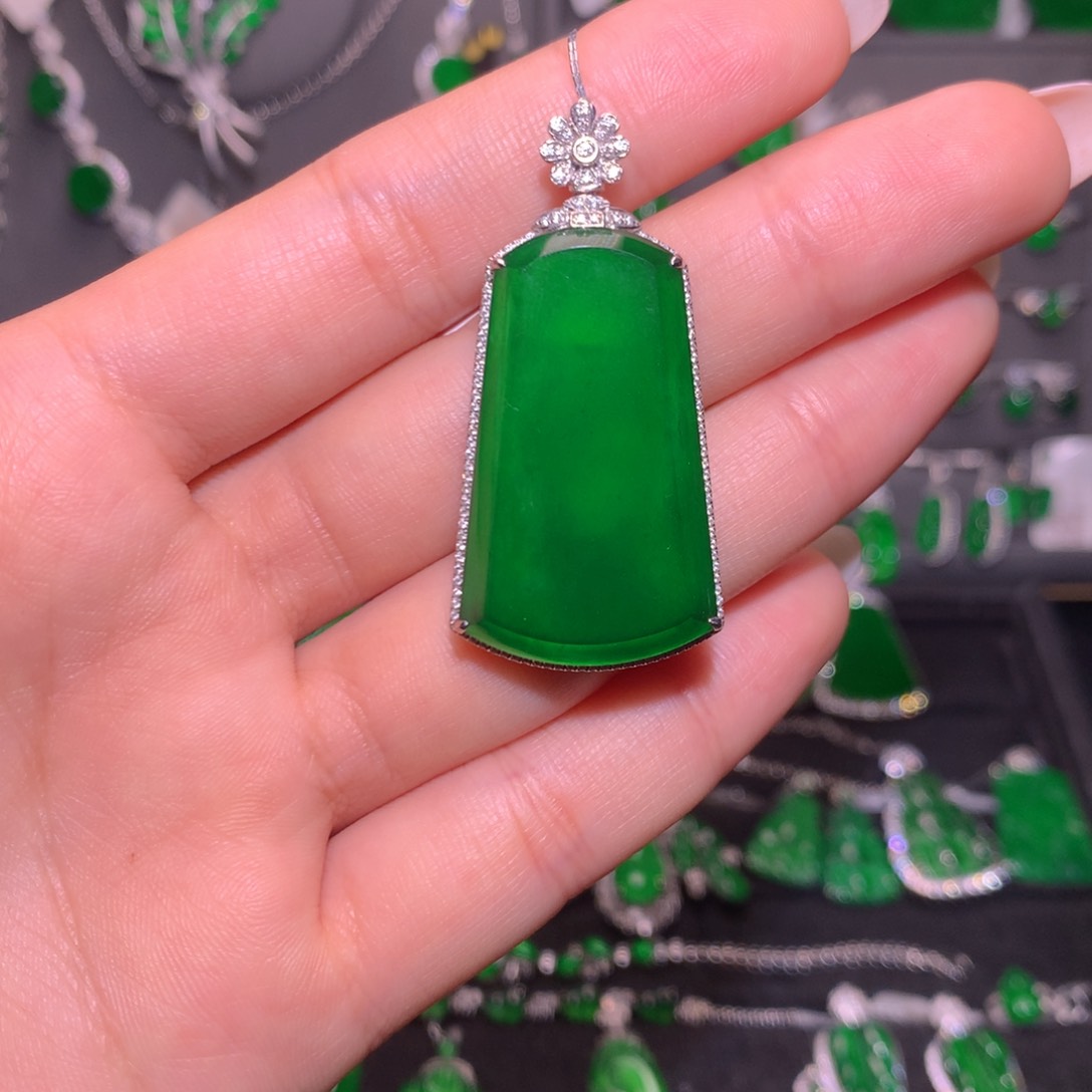 翡翠18K金镶嵌颈饰无事牌