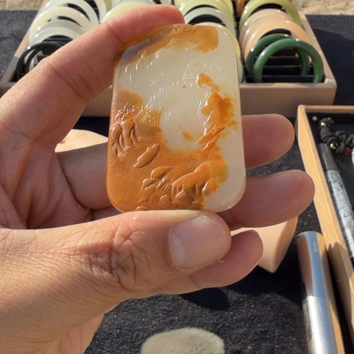 玉白雪公主洒金皮色山水吊坠