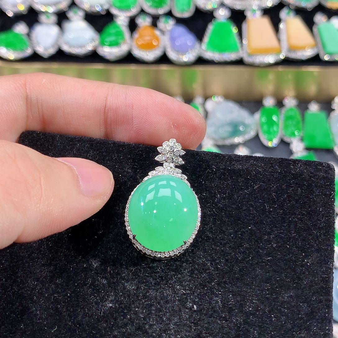 翡翠18K金镶嵌颈饰