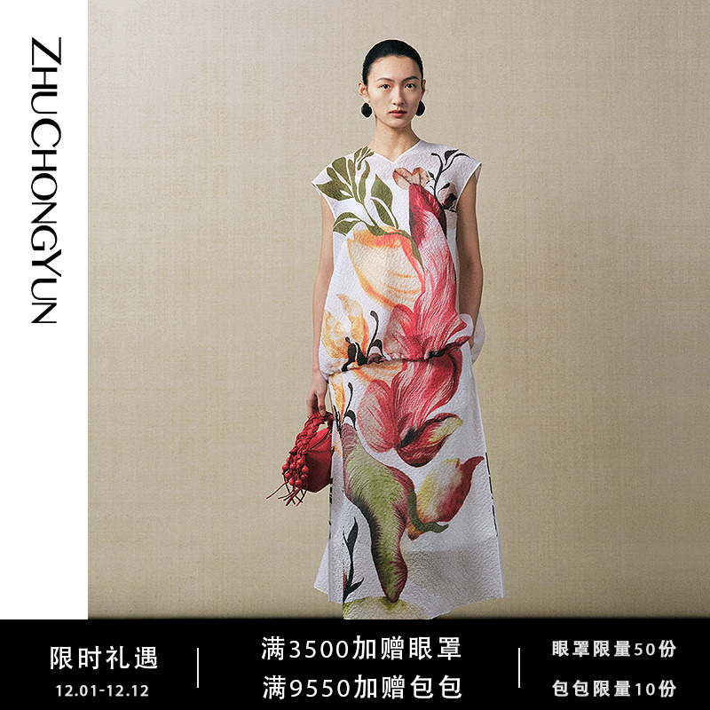 【轻语秋实】ZHUCHONGYUN秋新款花稿小V领无袖印花上衣C1FZ30231