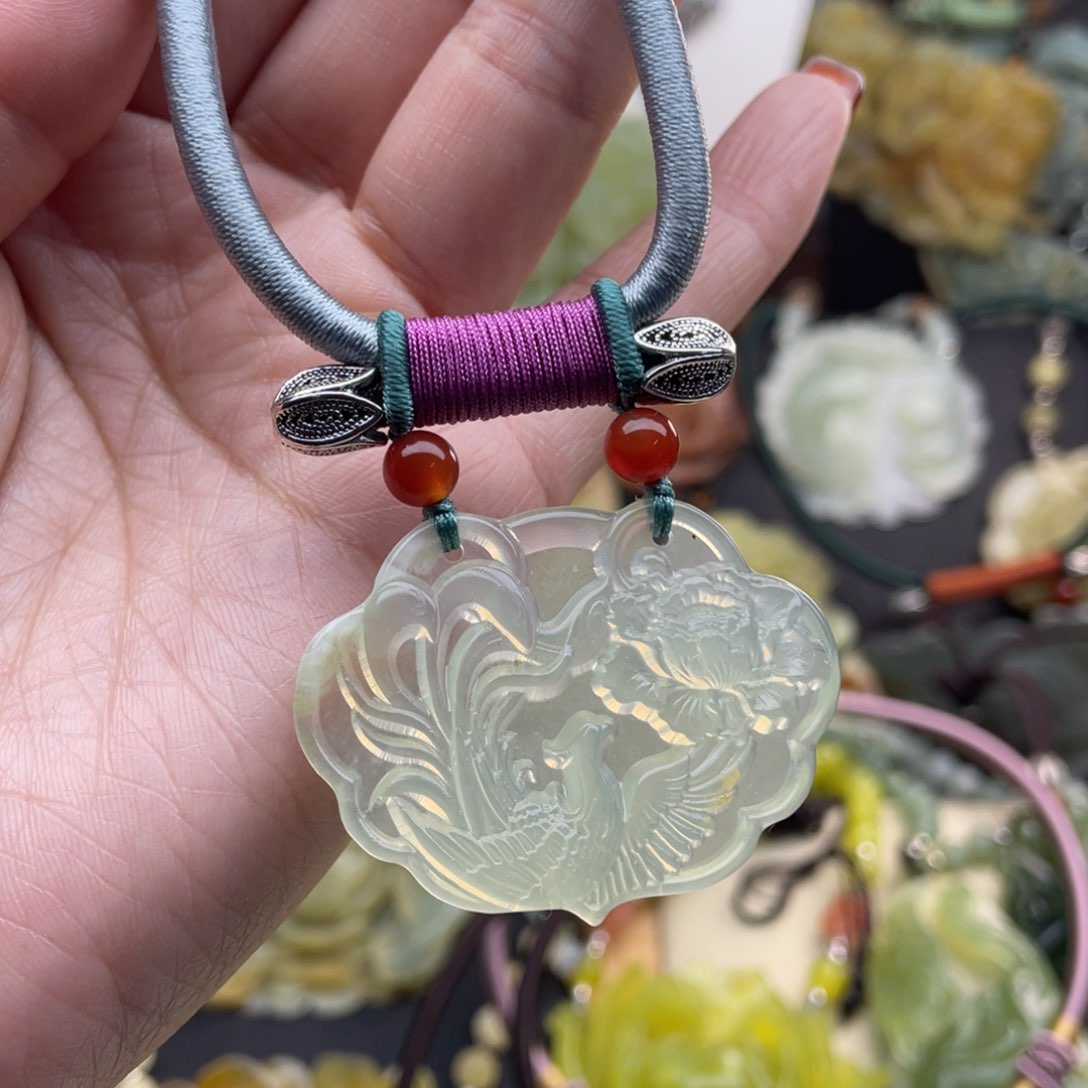 蛇纹石玉颈饰未镶嵌