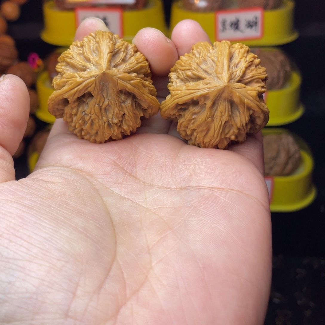 文玩核桃吊坠鸡心三棱