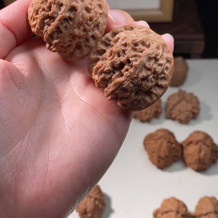 文玩核桃吊坠血麒麟