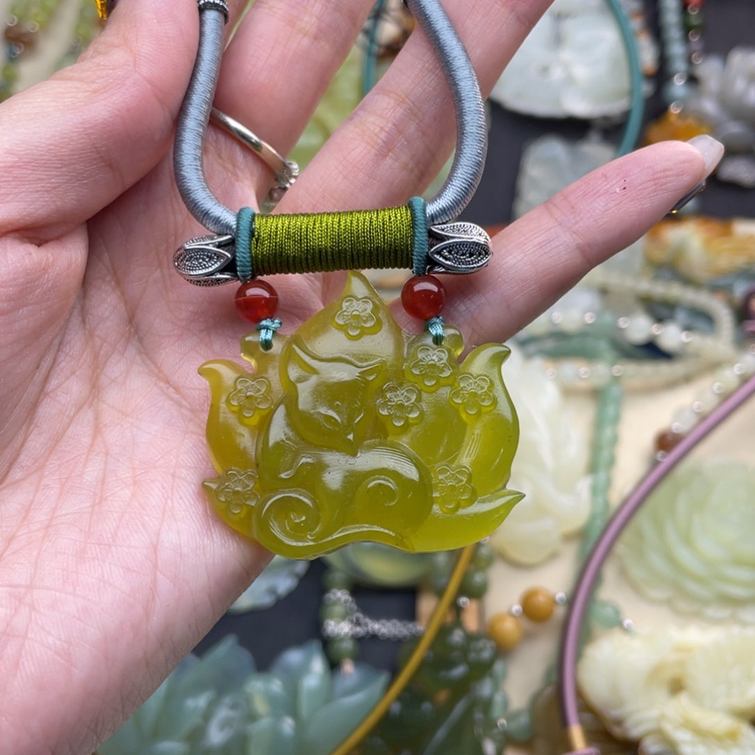 蛇纹石玉颈饰未镶嵌