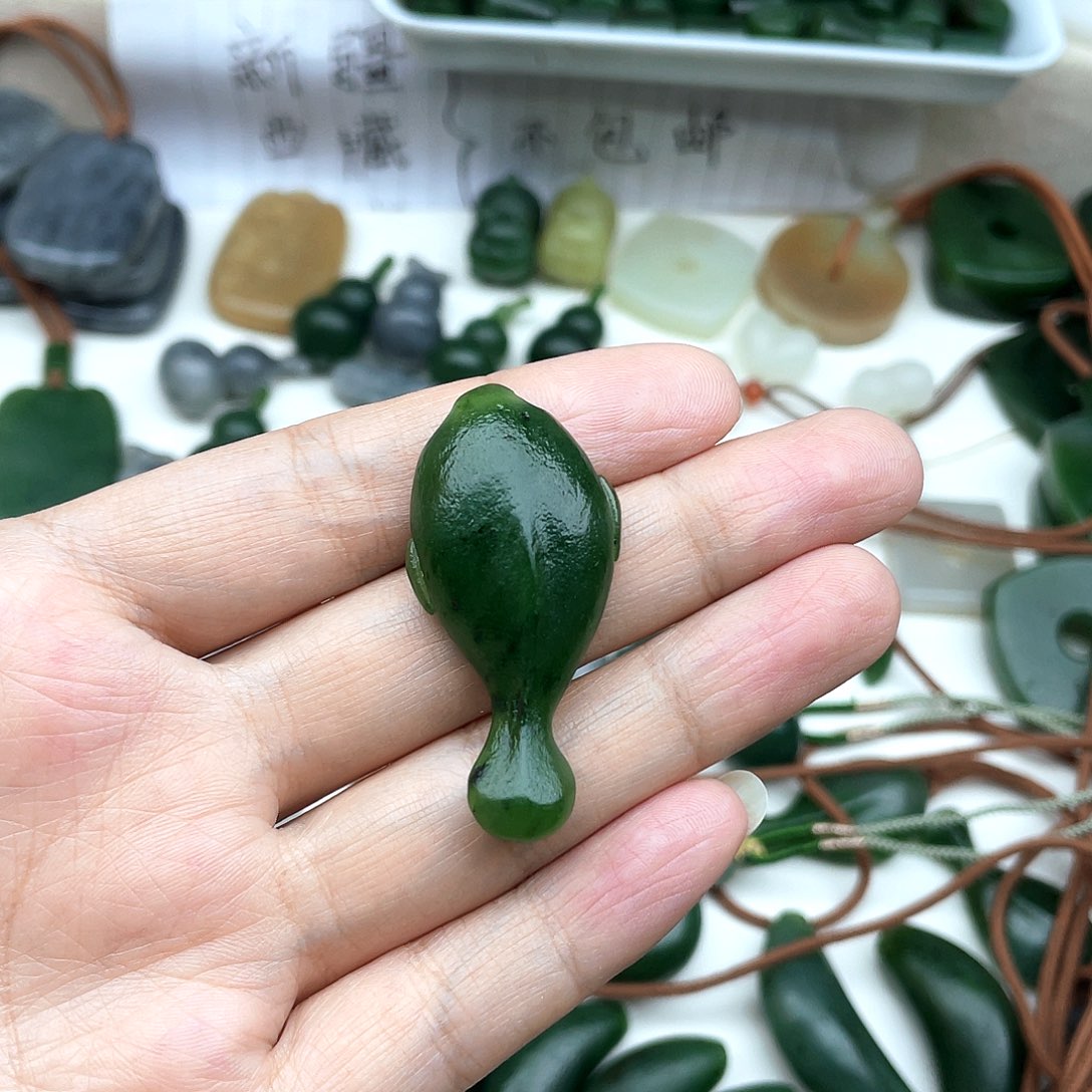 颈饰未镶嵌和田玉迷****?