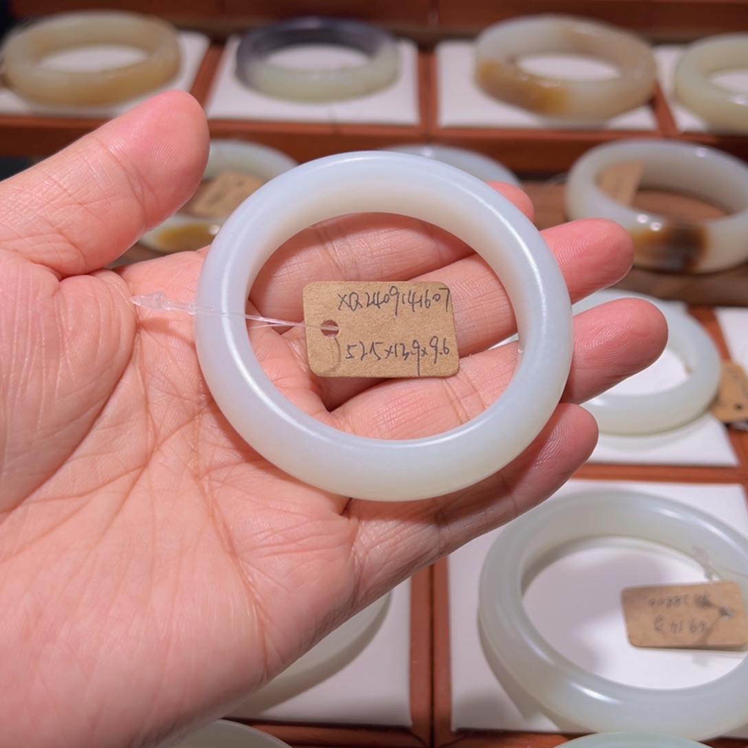 和田玉手镯未镶嵌