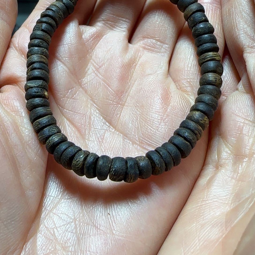 沉香手串小*阳绿奇楠沉香沉水片珠单圈手串4克+