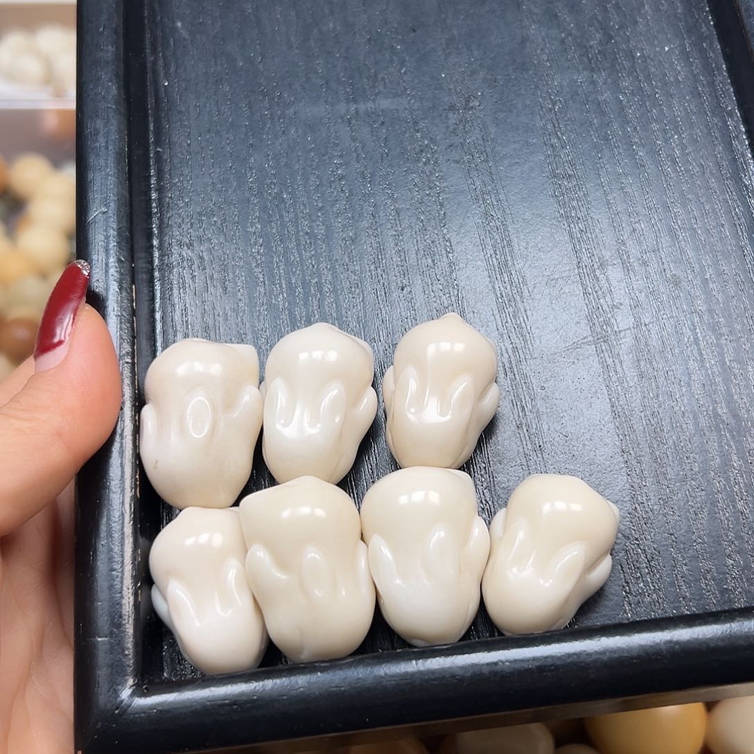 手串菩提根/象牙果微瑕白趴趴兔7颗有裂有眼