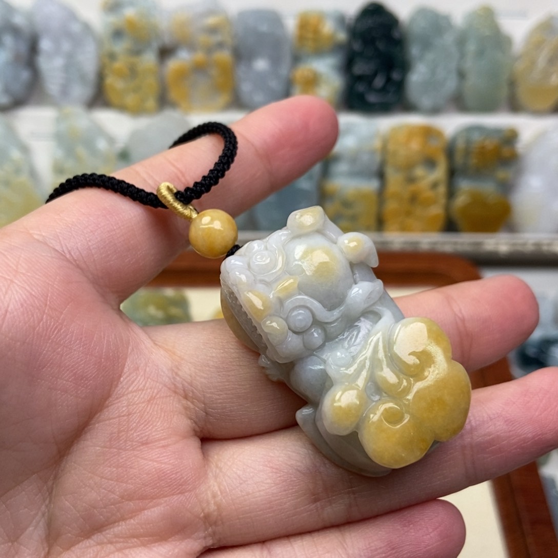 翡翠吊坠(赠链)未镶嵌微*笑