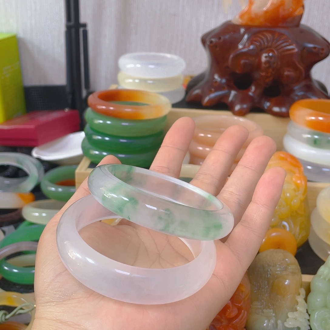 可***起石英质玉（金丝玉）手镯未镶嵌