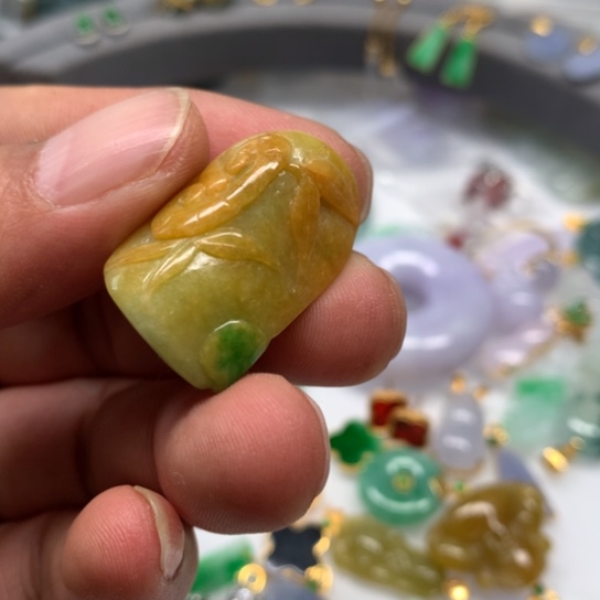 翡翠颈饰未镶嵌翡翠