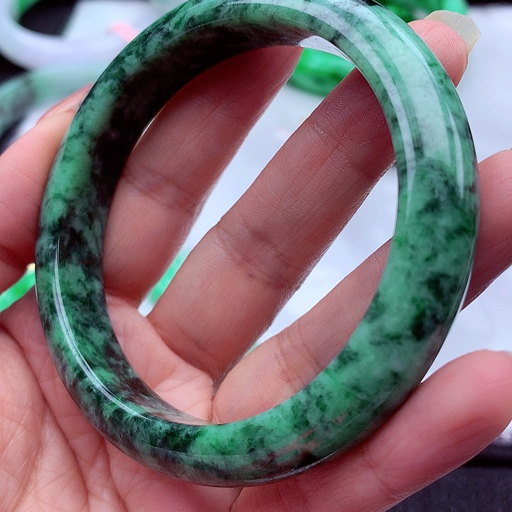 翡翠手镯未镶嵌翡翠