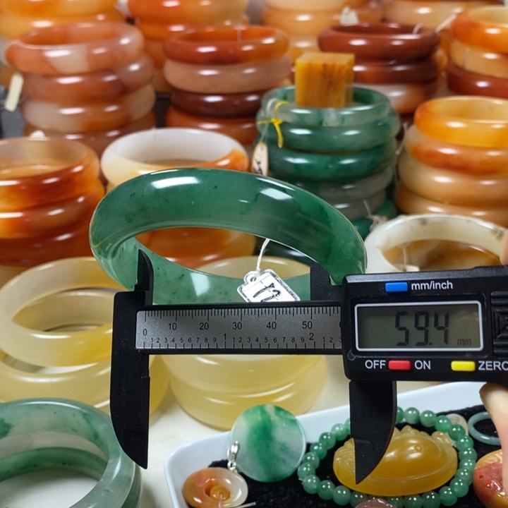 石英质玉（黄龙玉）合金颈饰