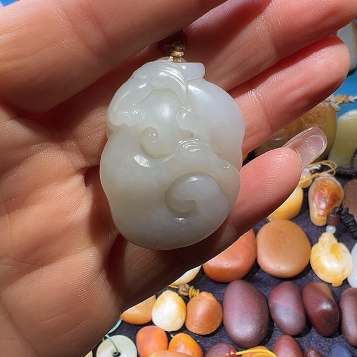 金***光和田玉未镶嵌颈饰