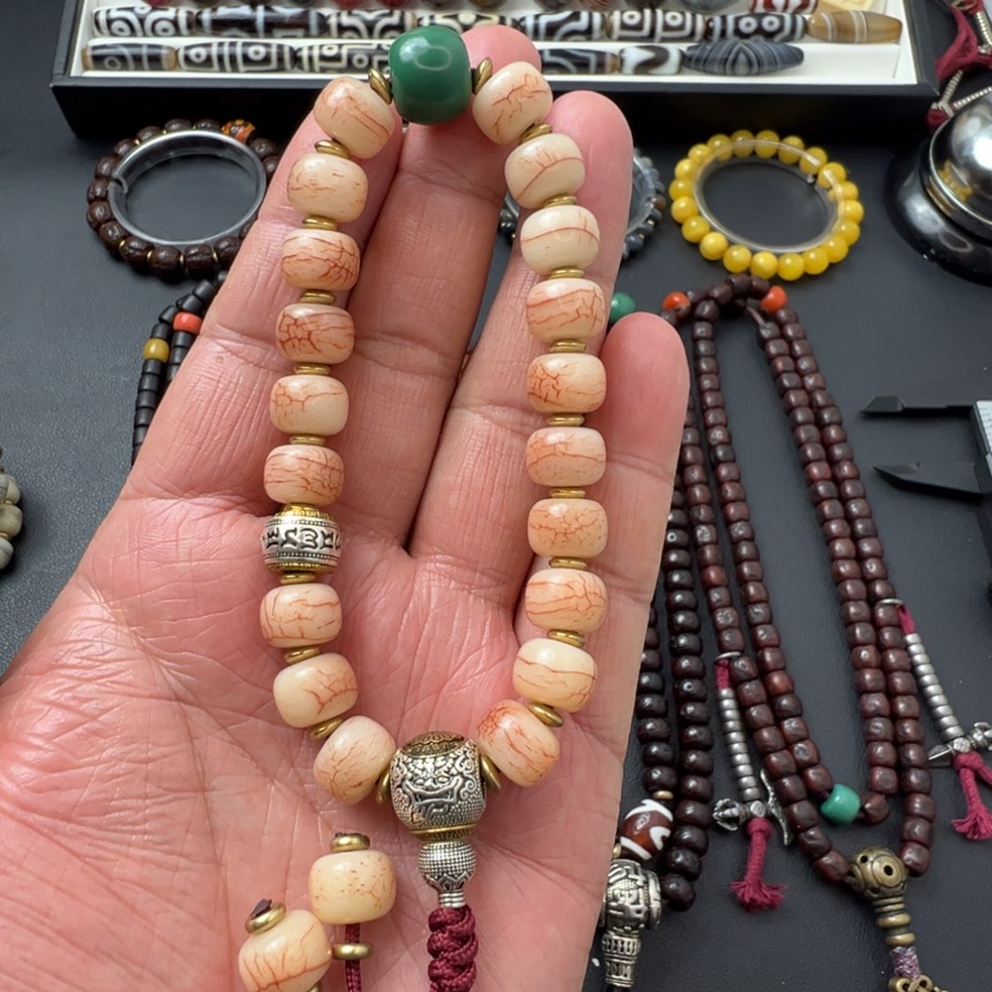 泥塑藏区驼手持。 