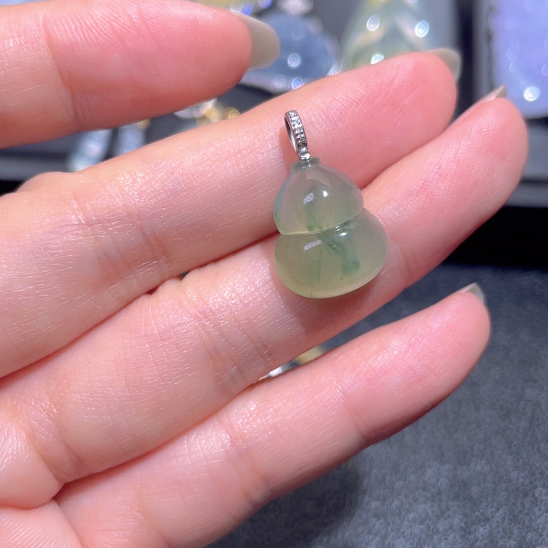 颈饰18K金镶嵌翡翠翡翠