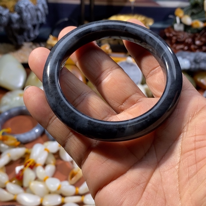 和田玉未镶嵌手镯