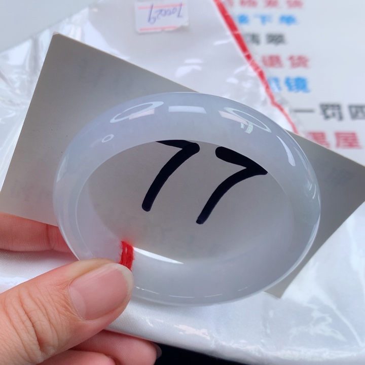 翡翠手镯未镶嵌翡翠