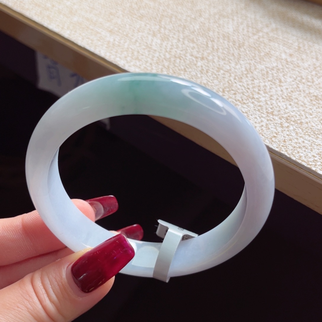 翡翠手镯未镶嵌手镯