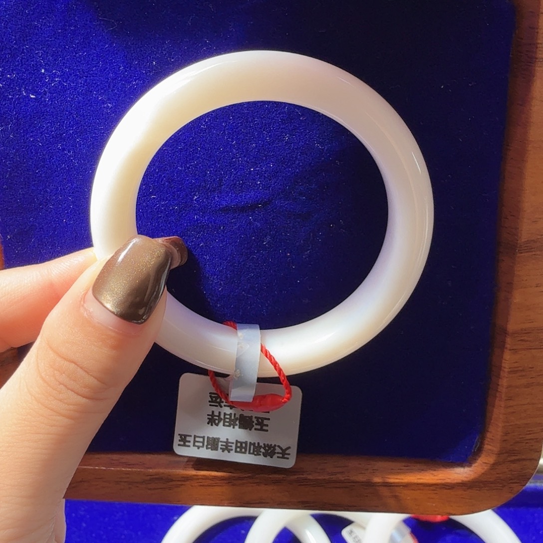 小***族和田玉未镶嵌手镯