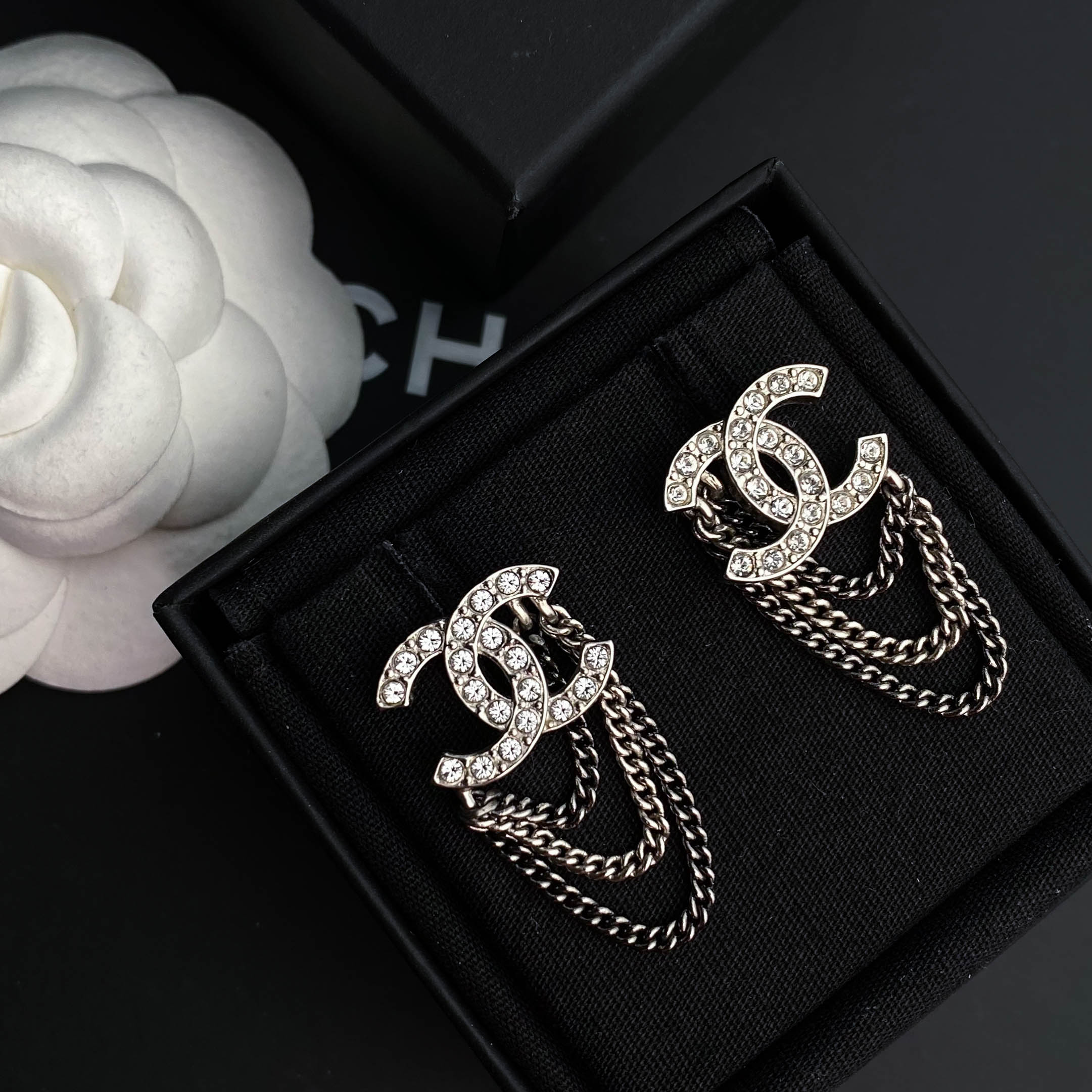 未使用 Chanel/香奈儿 经典双C 银色logo镶钻链条耳环 S5156