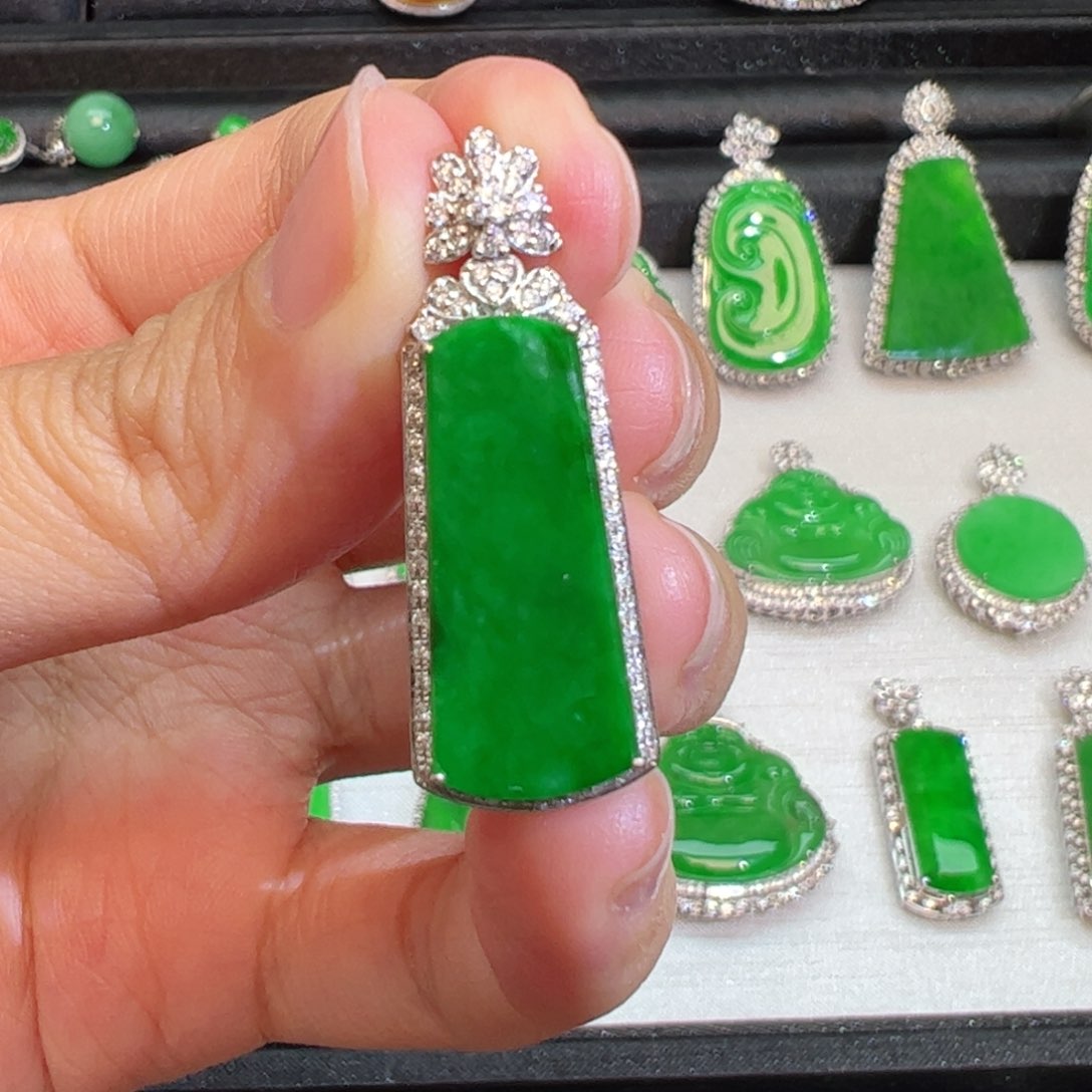 翡翠吊坠(不含链)18K金镶嵌