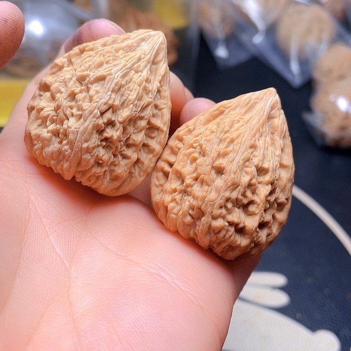 文玩核桃吊坠塔尖一对