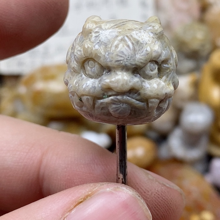 颈饰未镶嵌硅化珊瑚（珊瑚玉）有瑕