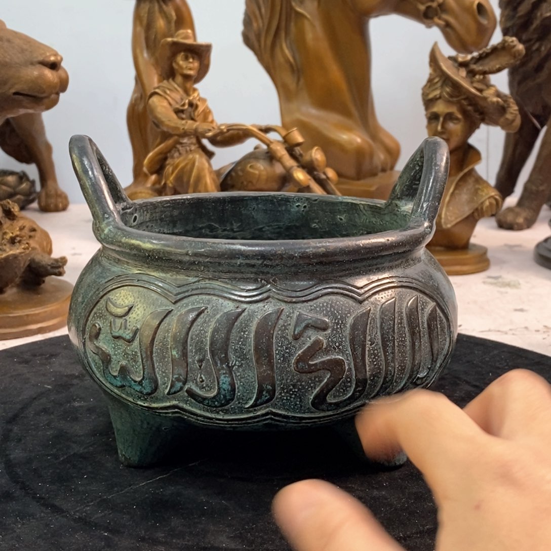 黄铜材质，香炉一个