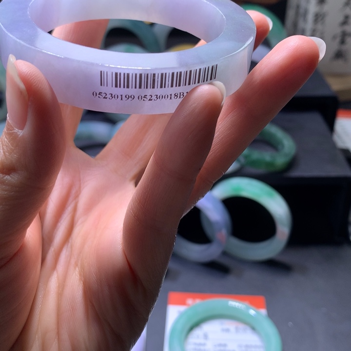 她***城定制翡翠未镶嵌翡翠手镯