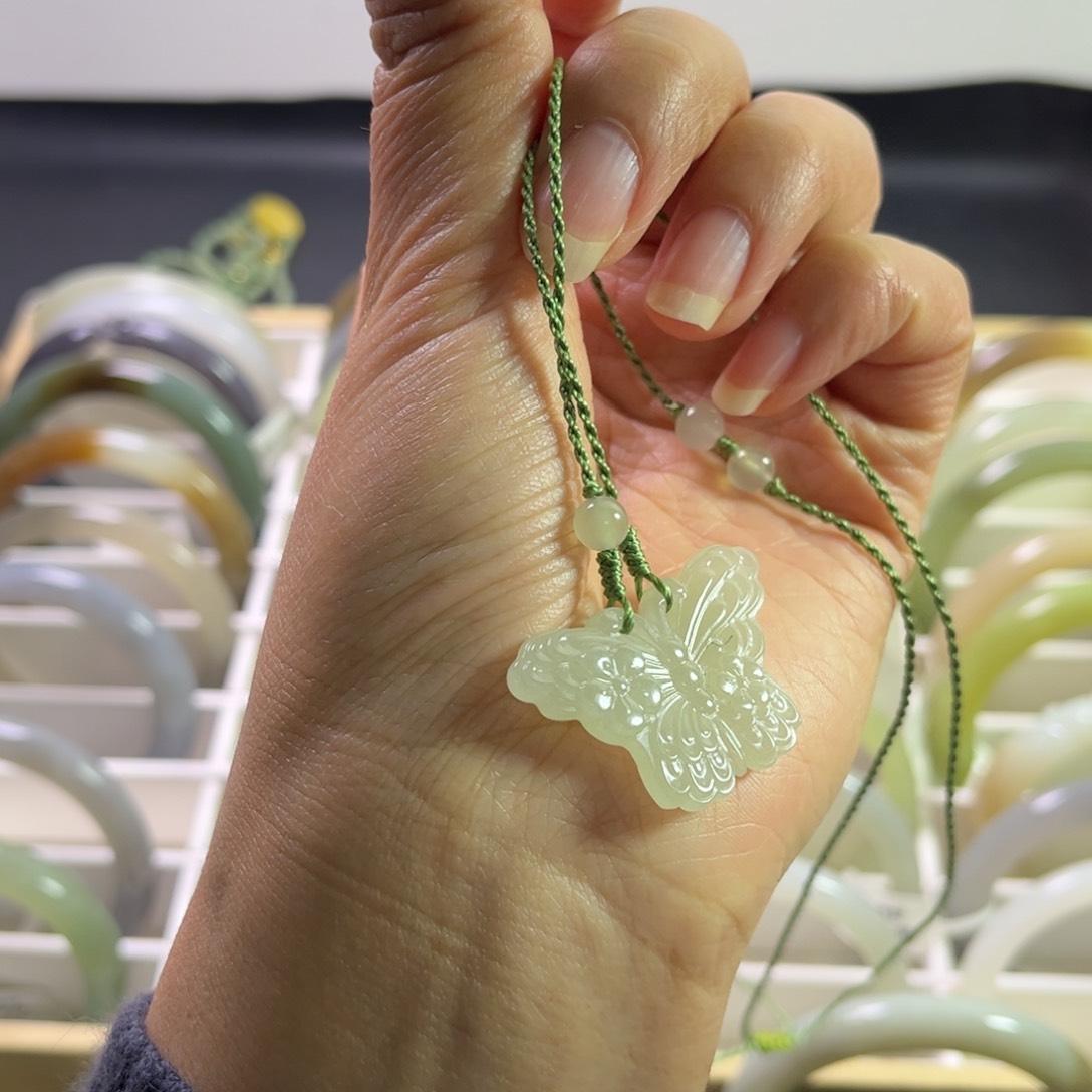 和田玉未镶嵌吊坠