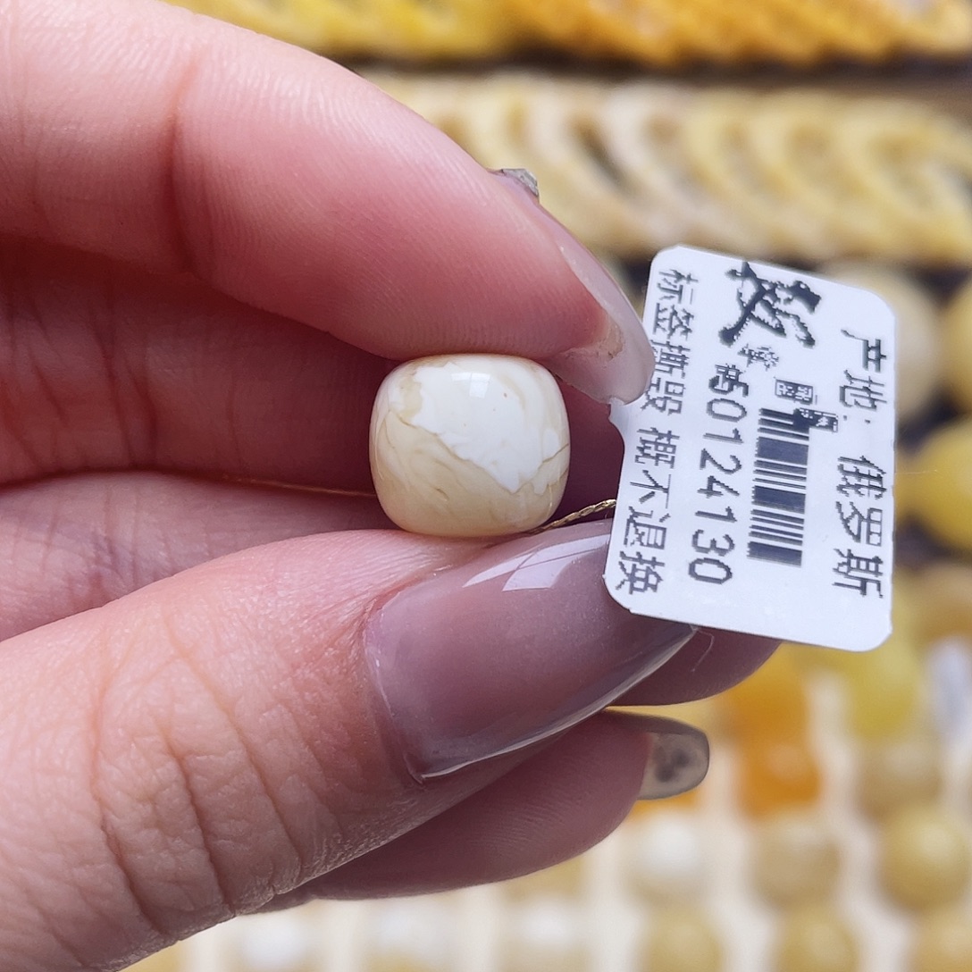 琥珀未镶嵌裸石11*10.3mm老型瑕