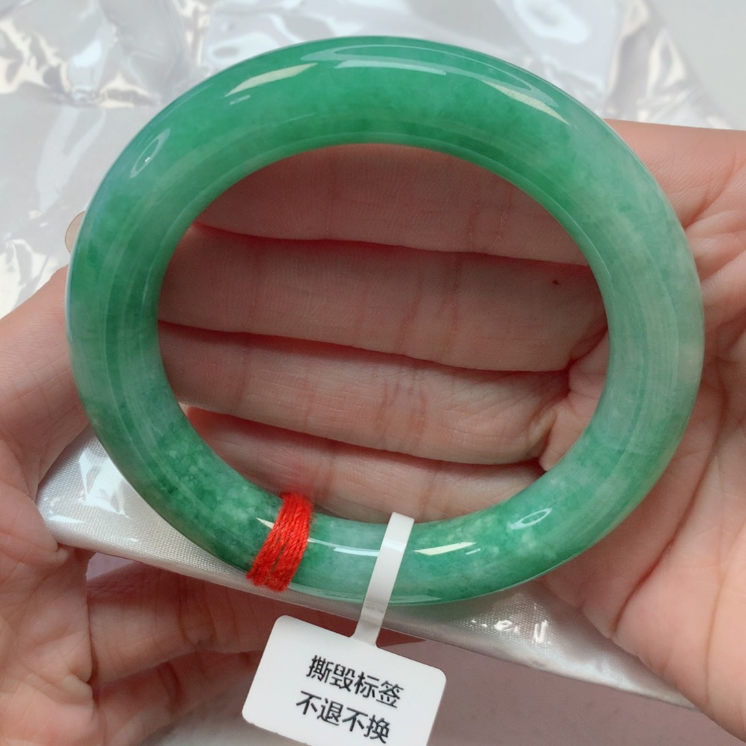 翡翠手镯未镶嵌55.8胖圆条 果阳绿 高性价比