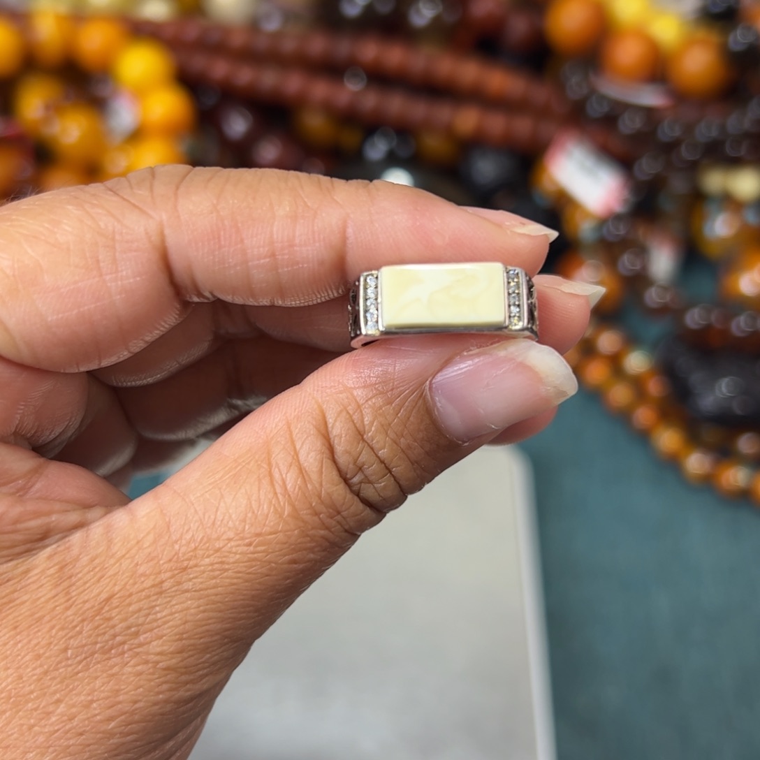 未镶嵌琥珀珠宝奇石164