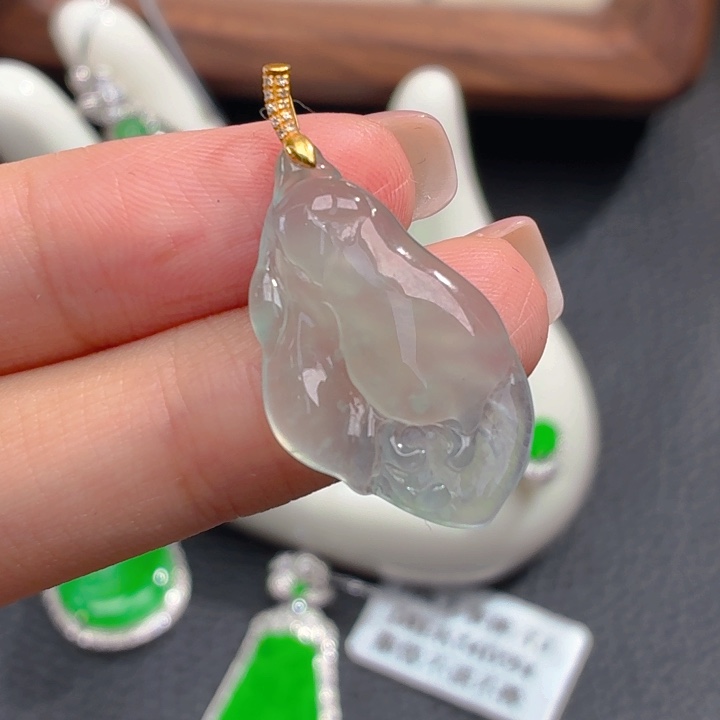 颈饰18K金镶嵌翡翠