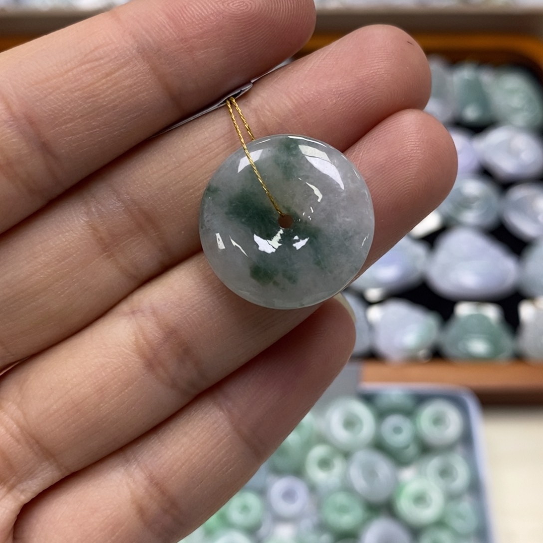 颈饰未镶嵌翡翠平安扣