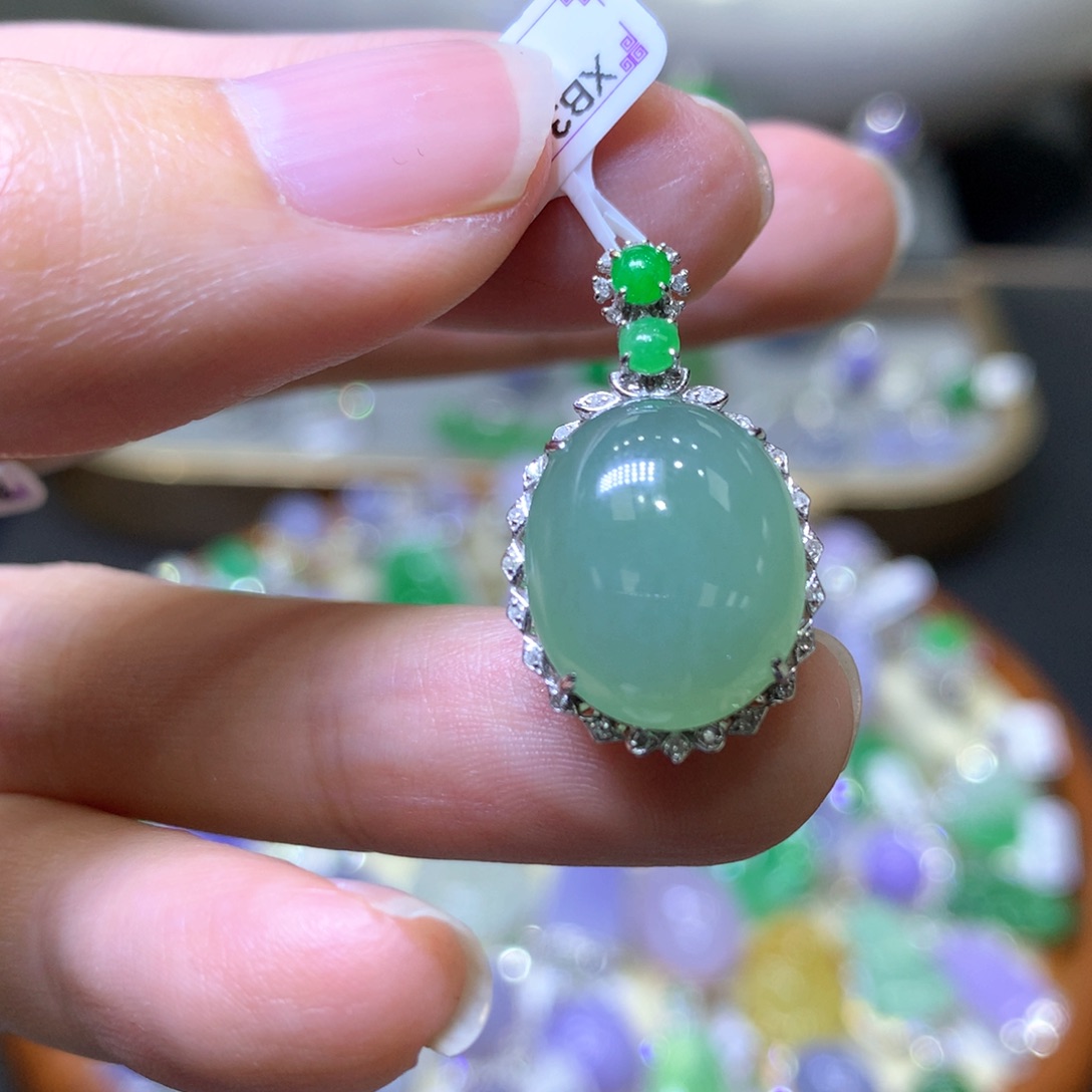 【闪购商品】翡翠颈饰18K金镶嵌翡翠吊坠项链