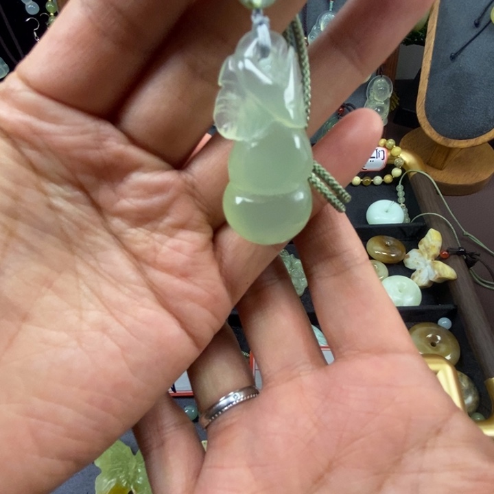 岫玉未镶嵌颈饰小葫芦