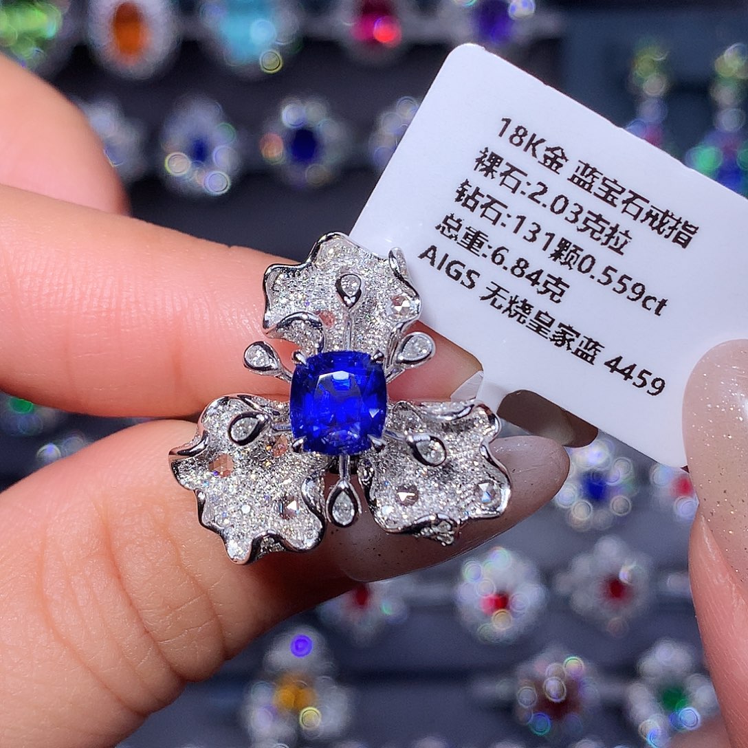 18K金镶嵌蓝宝石戒指