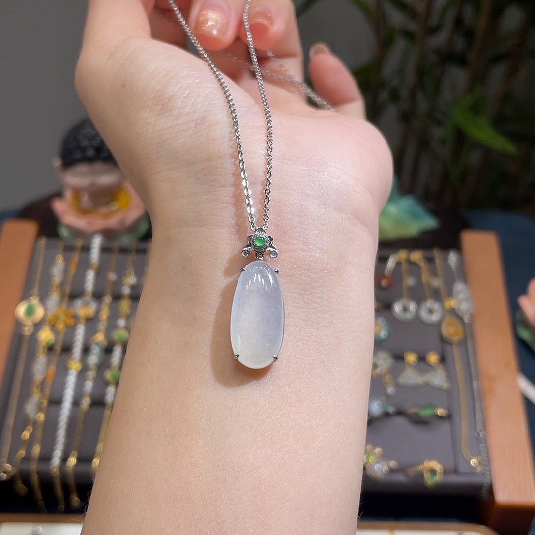 翡翠吊坠(不含链)18K金镶嵌冰瓜瓜