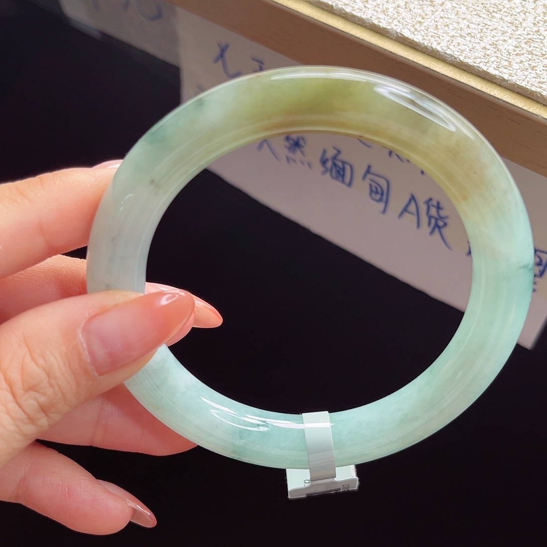 翡翠手镯未镶嵌手镯