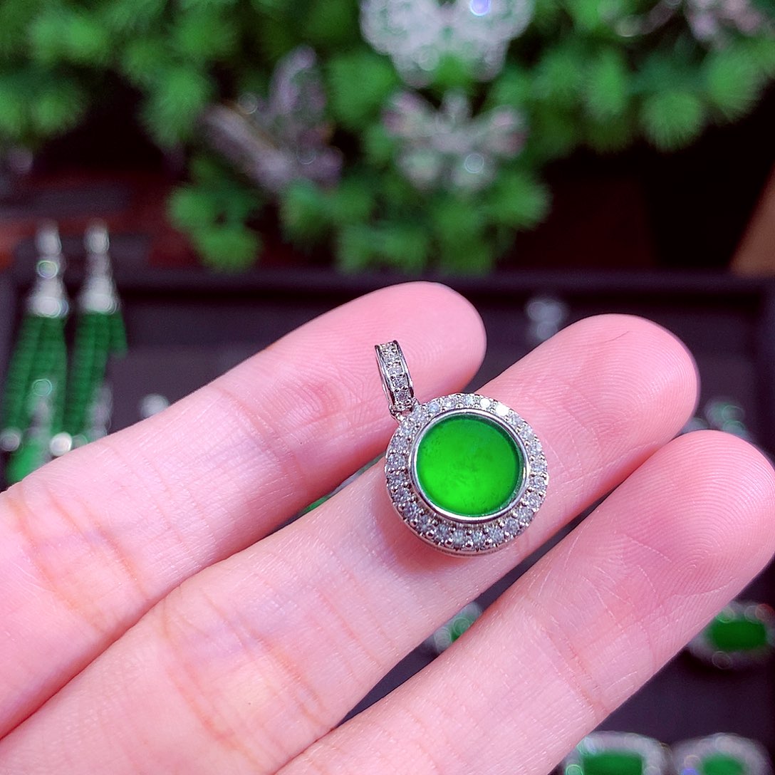 颈饰未镶嵌翡翠天然